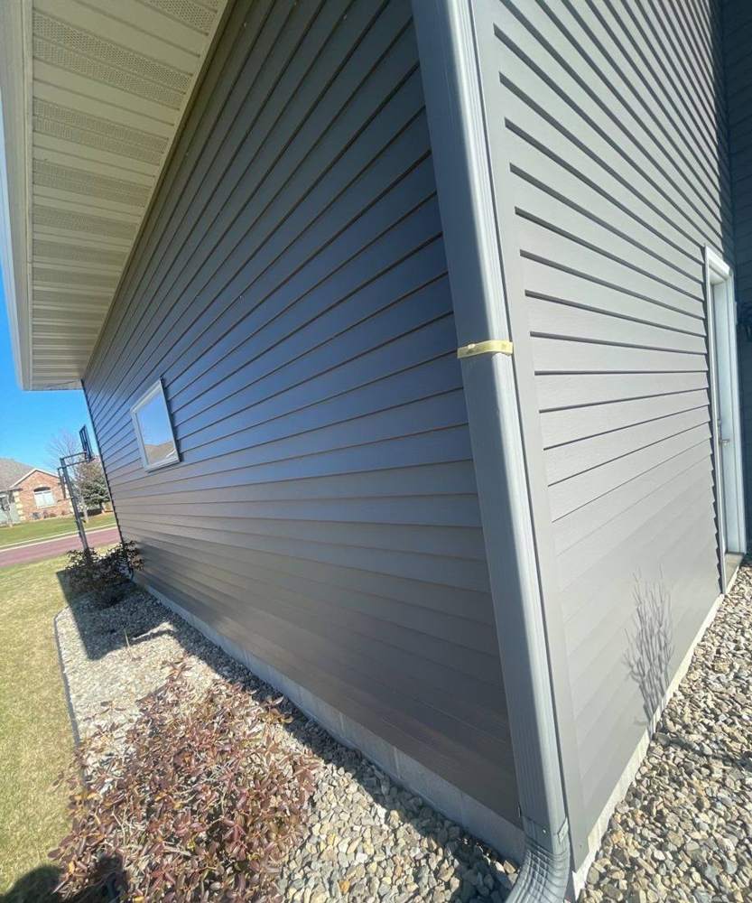 Vinyl siding corner detail on a Mankato home during a roof and siding inspection, April 2022