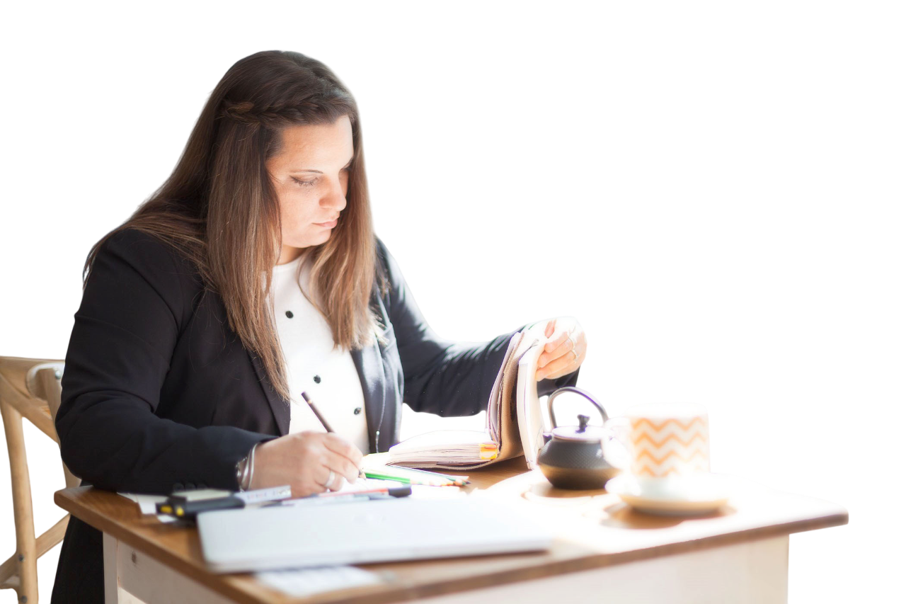 Ana Utrilla trabajando en su escritorio, tomando notas junto a su portátil