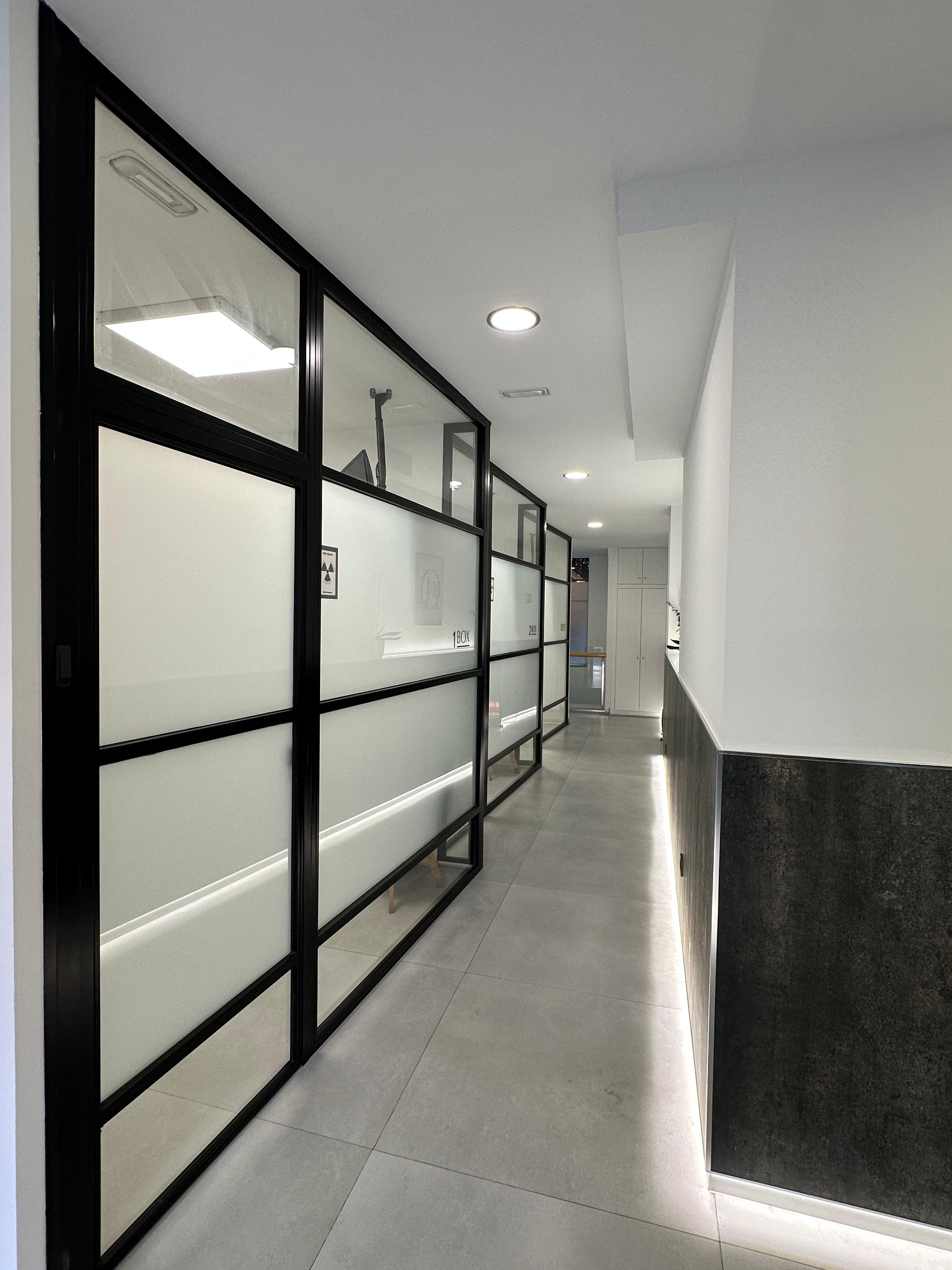 Pasillo de Clínica Ivoria - Instalaciones modernas