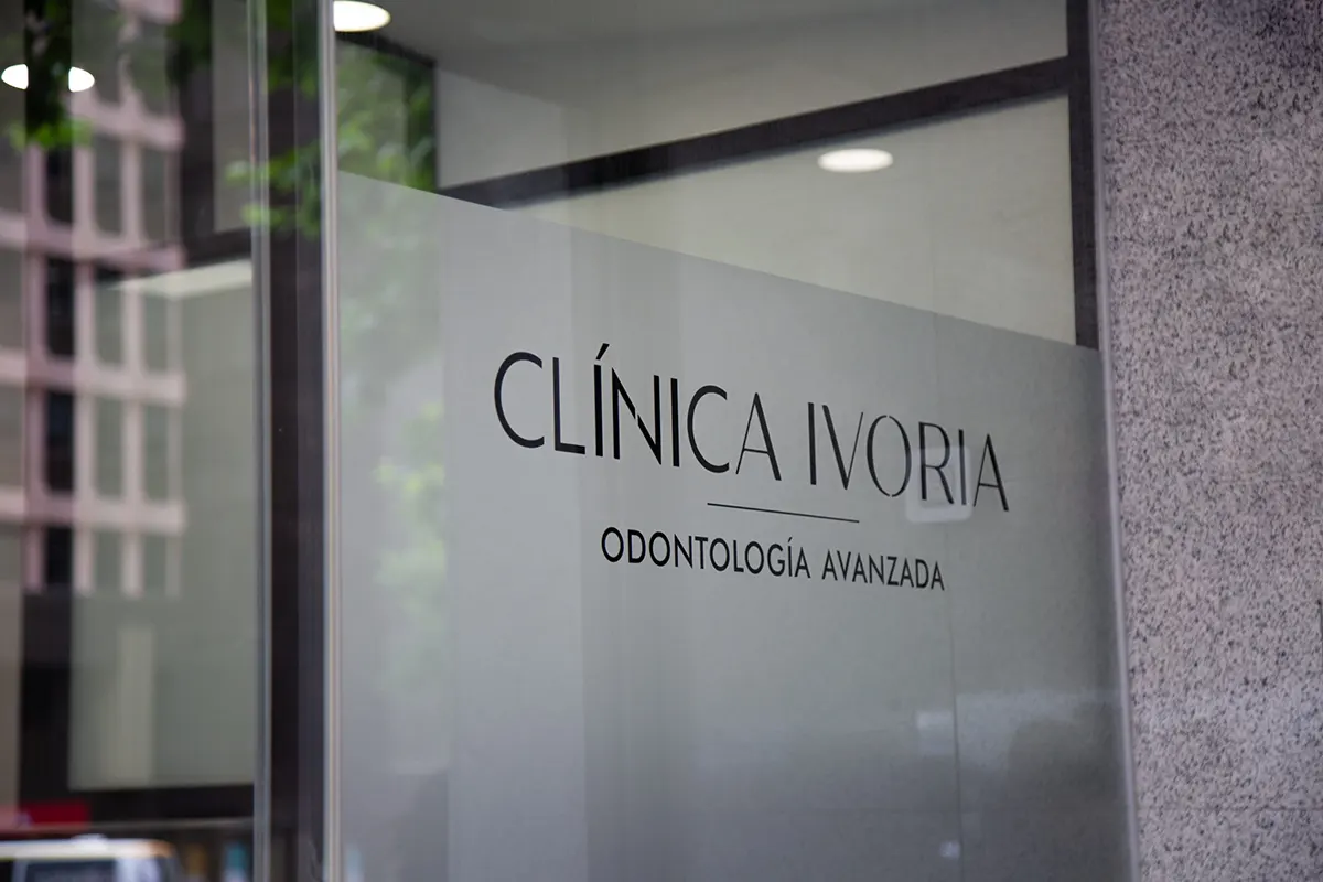 Entrada a Clínica Ivoria - Odontología avanzada en Cuzco Madrid