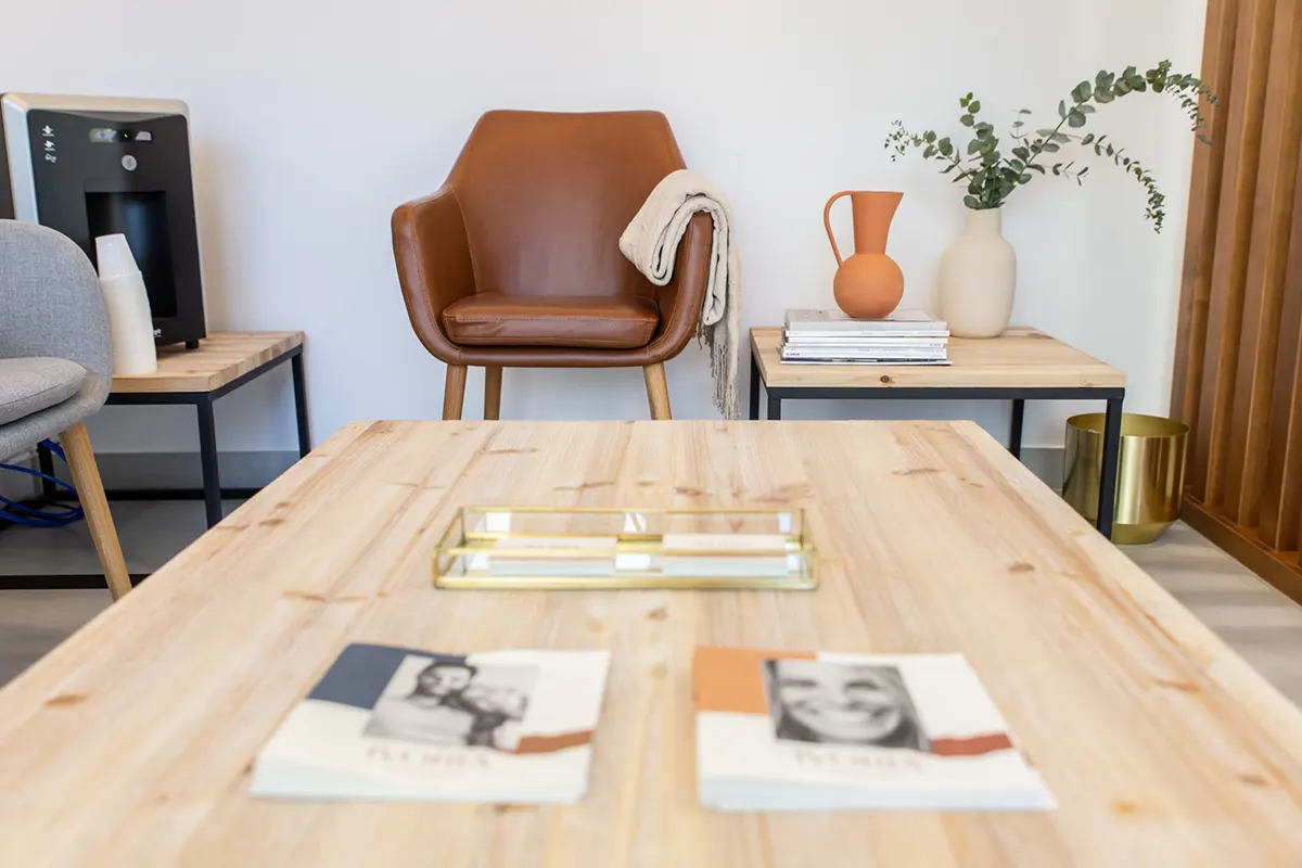 Sala de espera de Clínica Ivoria - Ambiente cálido y confortable