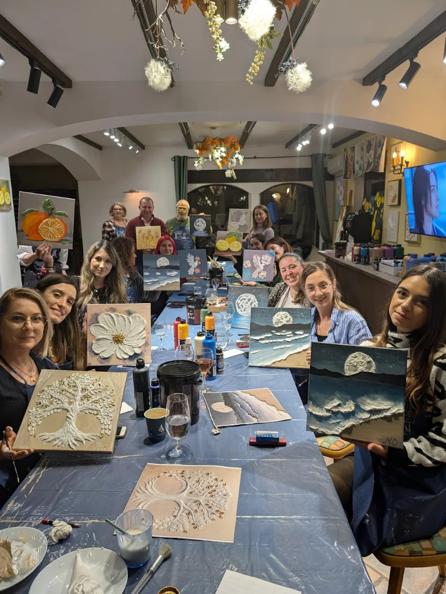 Masa lungă la o petrecere privată de pictură, cu prietene care pictează