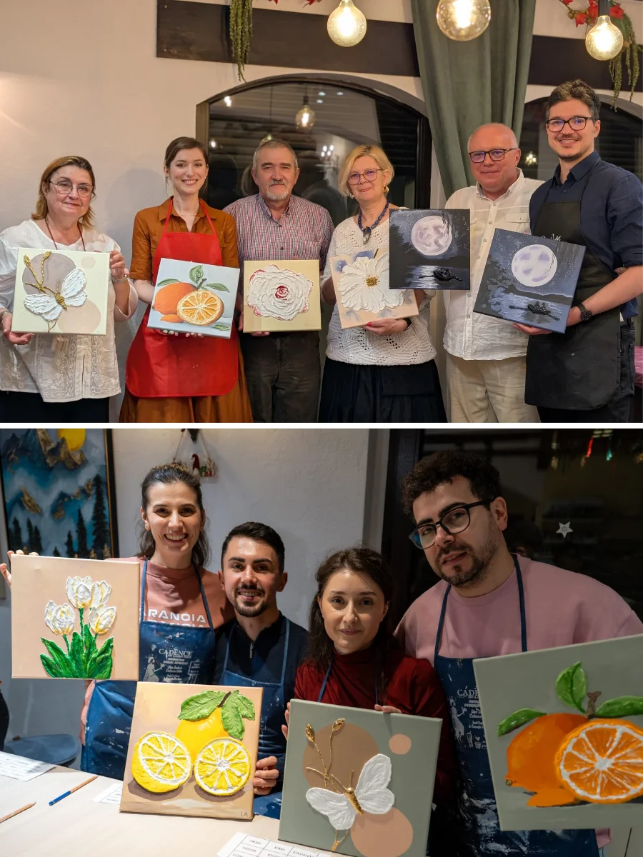 Grup de prieteni la un eveniment privat, cu tablourile lor în relief