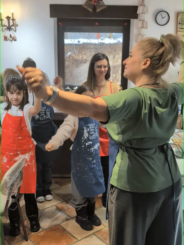 Copii care dansează la pauza unui atelier de pictură Melinda Art