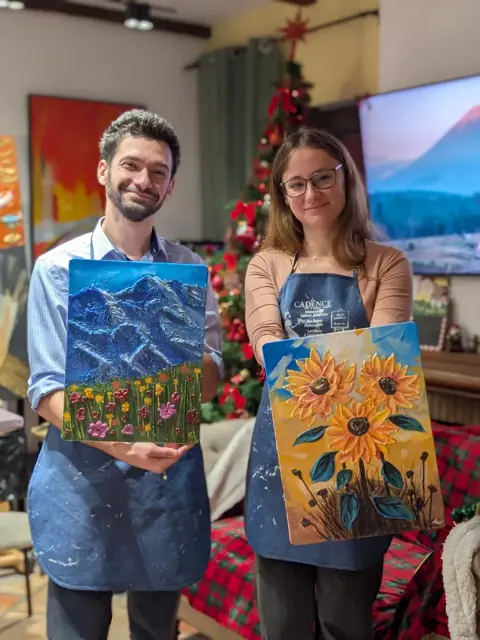 Un cuplu care pictează împreună tablouri în relief la Melinda Art