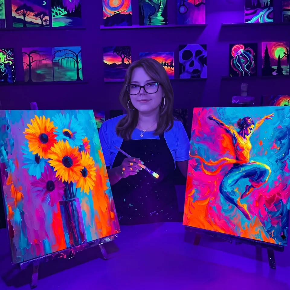 Instructoare Melinda Art între două tablouri fluorescente în relief, la seara glow in the dark