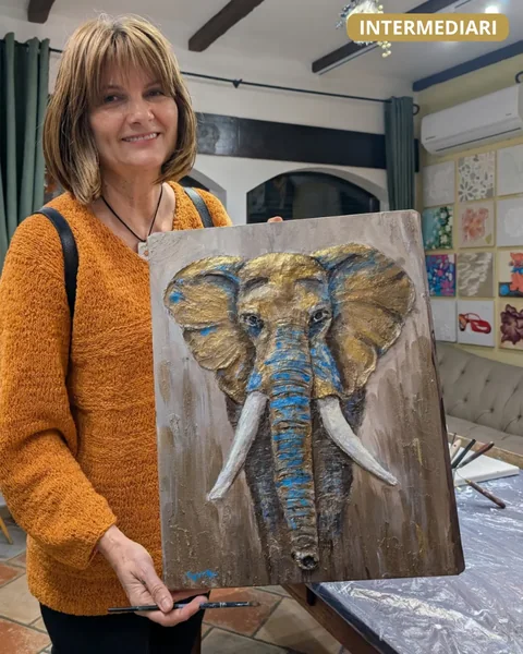 Cursantă de la nivelul Intermediari cu tabloul ei în relief cu un elefant