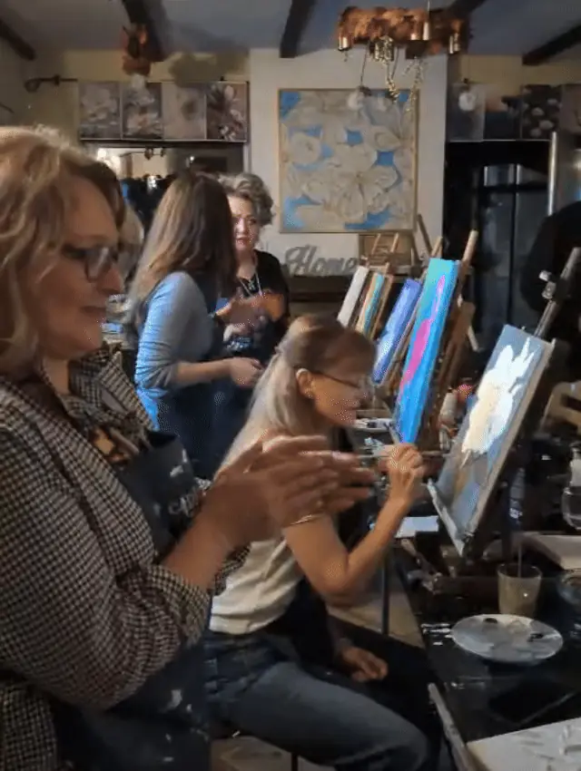 Participanți care râd la șevalete la o seară Melinda Art