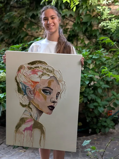 Fată la masterclass cu un portret
