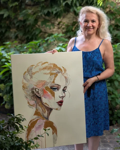 Cursantă la masterclass cu un portret în relief