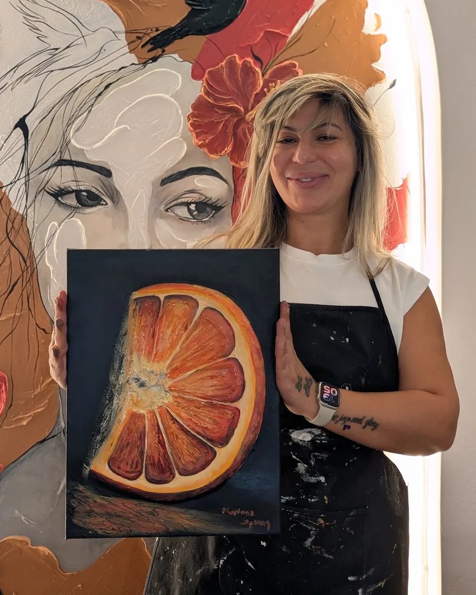Cursantă Melinda Art cu lucrarea ei, felia de portocală în relief