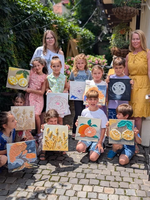Copii și părinți care pictează împreună la un eveniment privat Melinda Art