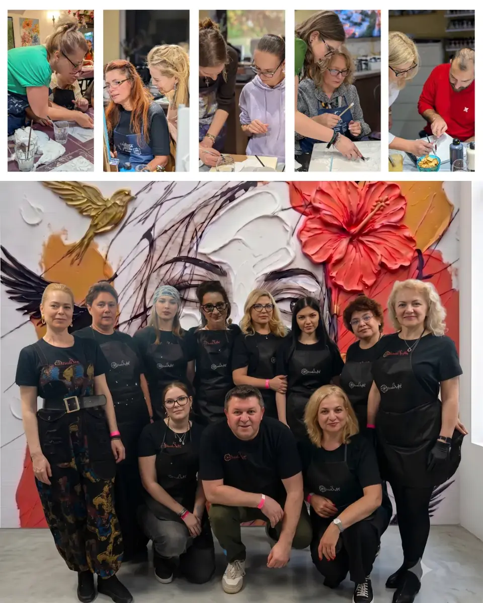 Echipa Melinda Art, împreună în atelier, în fața unui tablou mare în relief
