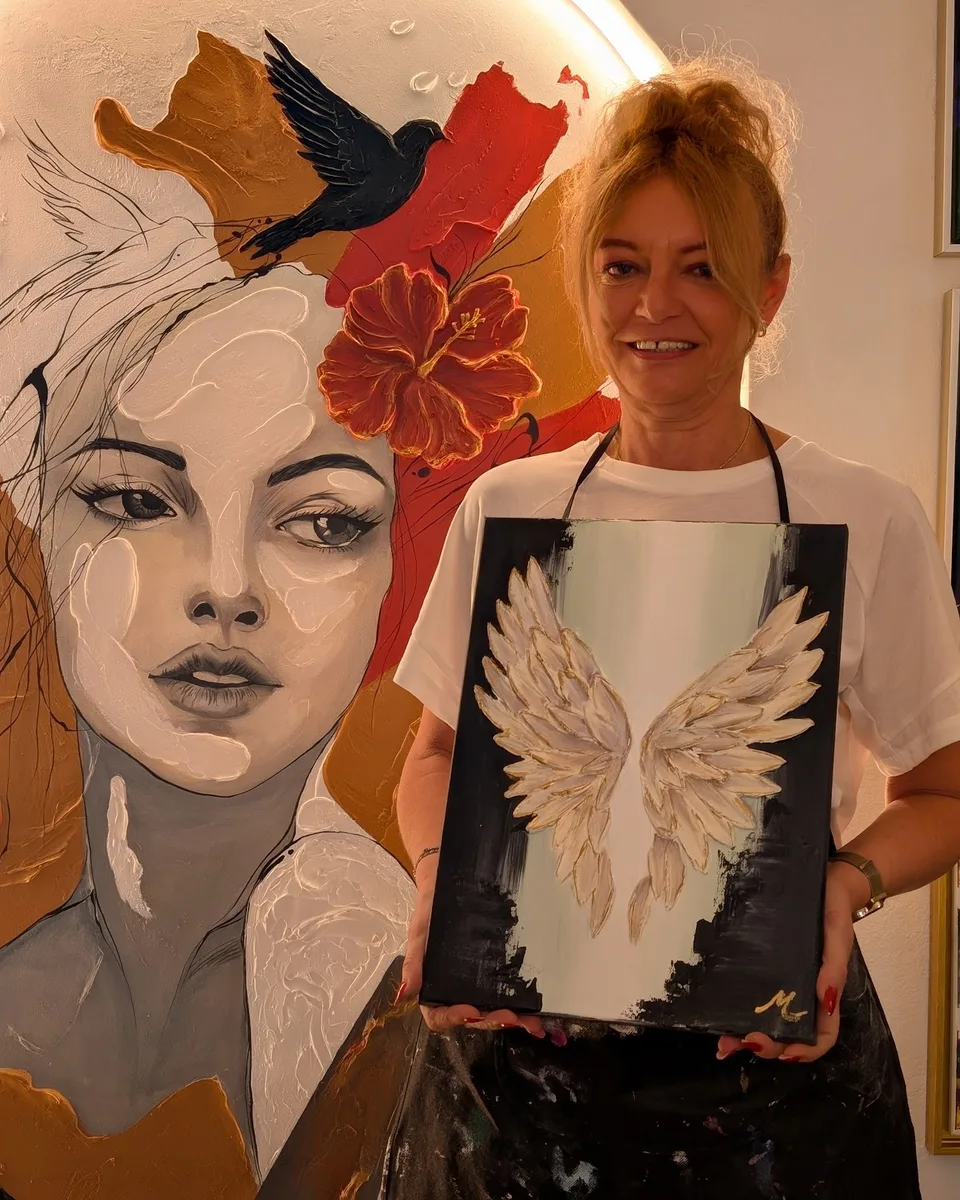 Cursantă Melinda Art cu lucrarea ei în relief, aripile albe
