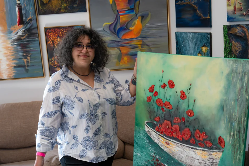Colega care a pus ultima piesă din puzzle, lângă tabloul în relief primit cadou de la Melinda Art