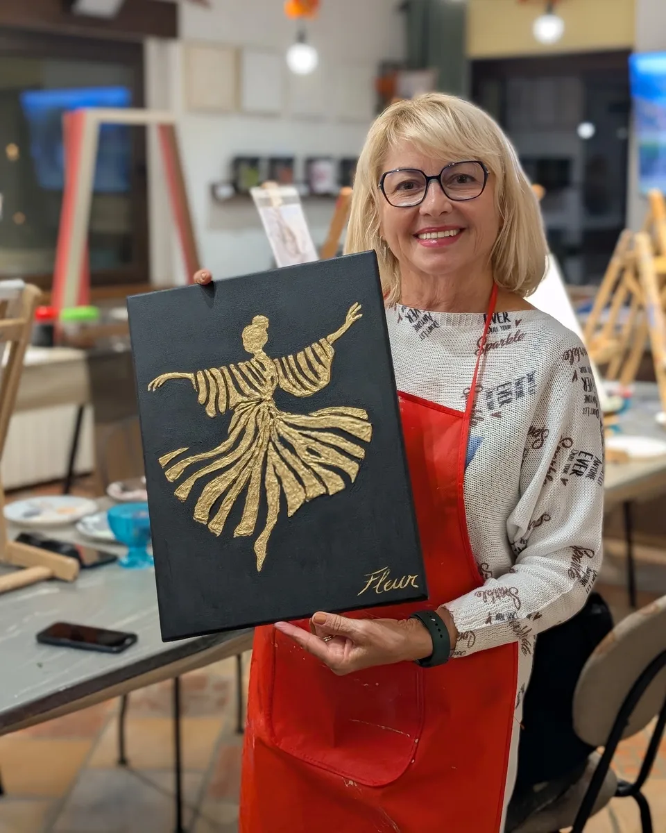 Cursantă Melinda Art cu lucrarea ei în relief, dansatoarea aurie