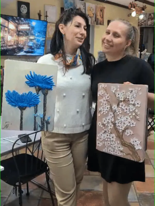 Două prietene cu tablourile lor în relief, după o seară de pictură la Melinda Art