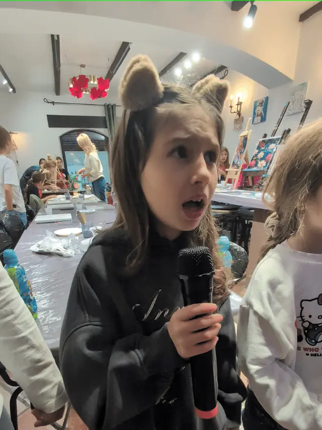 Copii care cântă la microfon la o petrecere de pictură Melinda Art