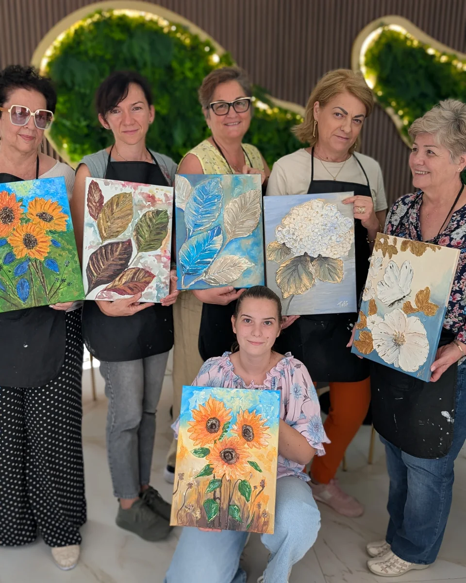 Participantele Caravanei Impasto cu prima lor lucrare colorată în relief