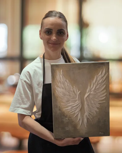 Cursantă cu primul ei tablou în relief: aripi albe