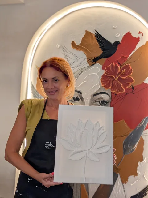 Cursantă cu tabloul în relief alb, după prima seară, înainte de culoare