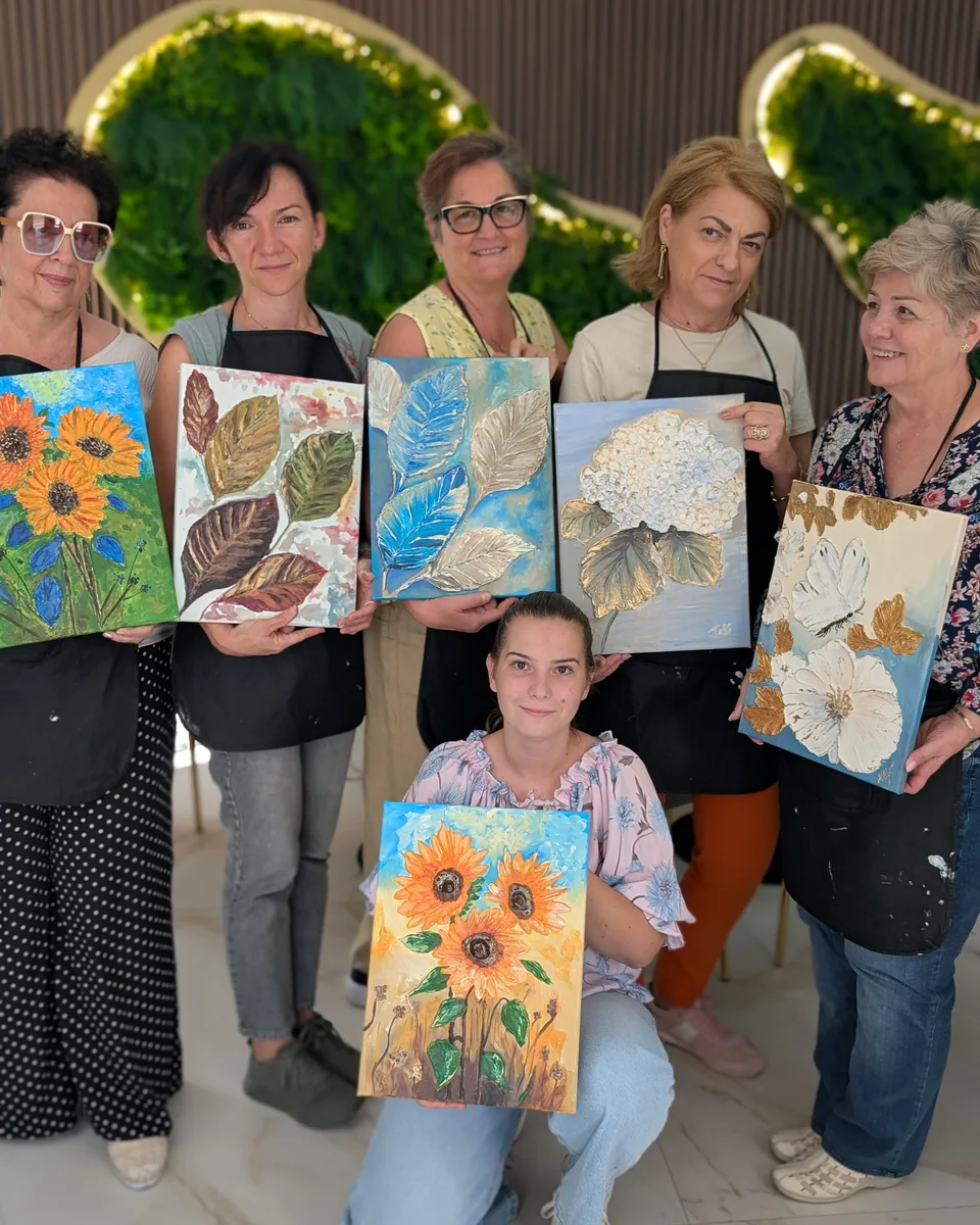 Cursantele Caravanei Impasto de la Cluj, fiecare cu lucrarea ei colorată în relief