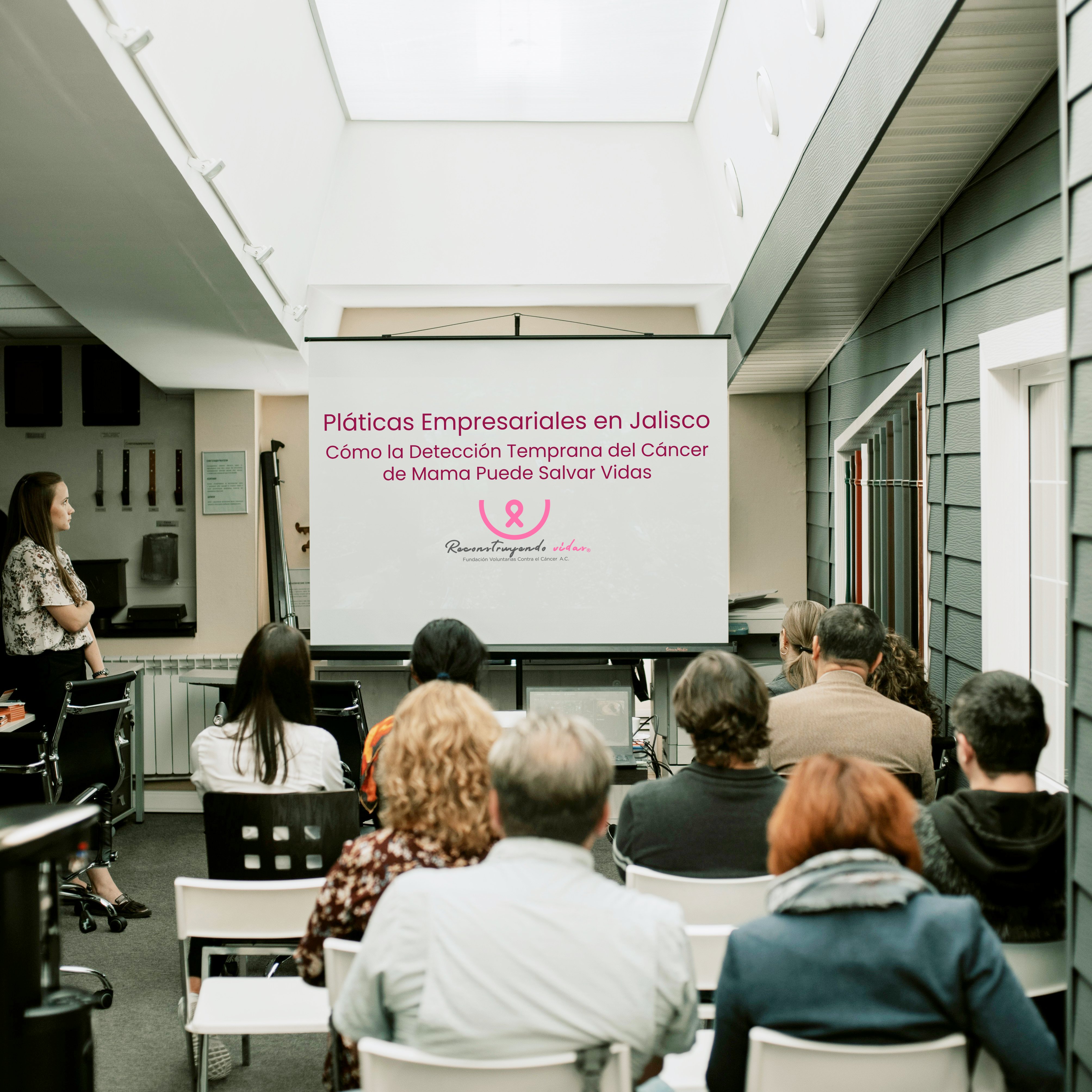 Médicos especialistas dando una plática sobre detección temprana de cáncer de mama en una empresa.