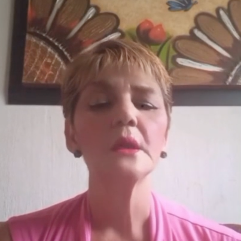 Georgina compartiendo su testimonio