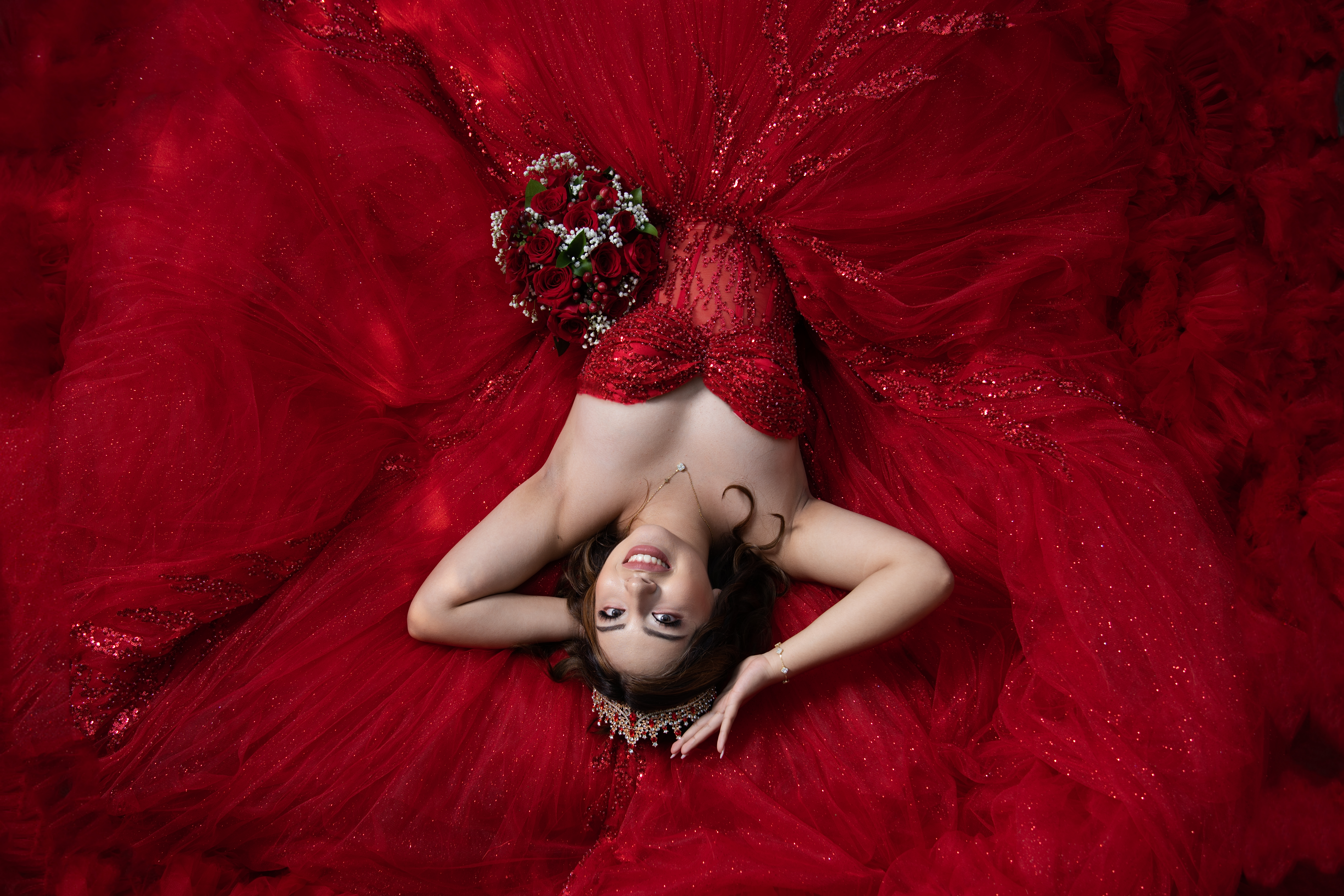 Retrato artístico en vestido rojo