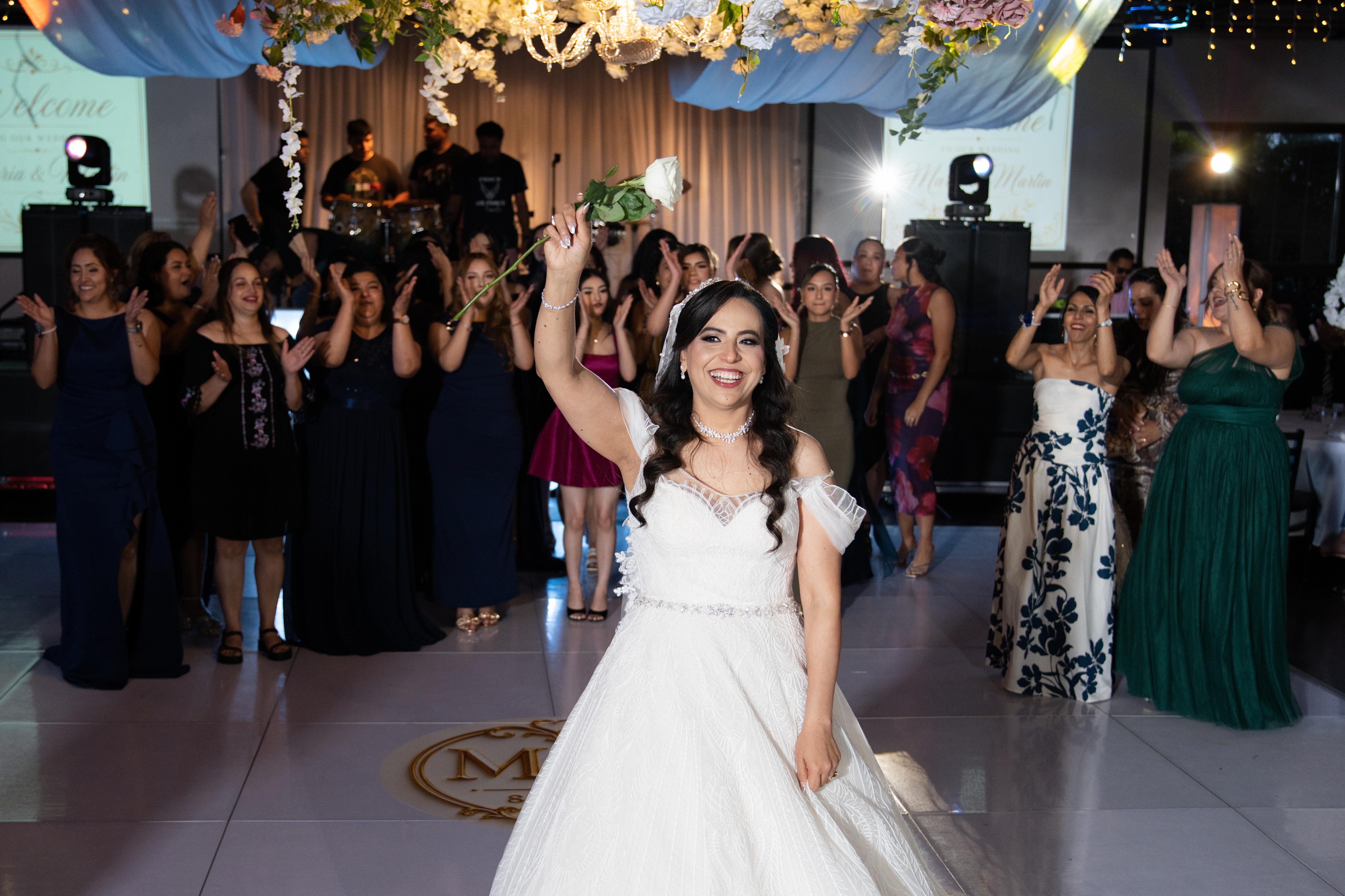 Novia celebrando con sus invitadas