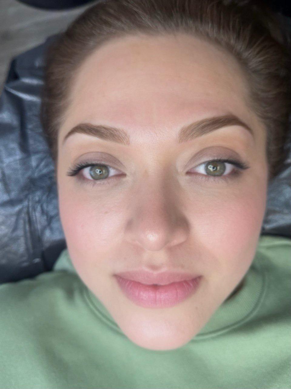 Hybrid hair stroke brows natural finish