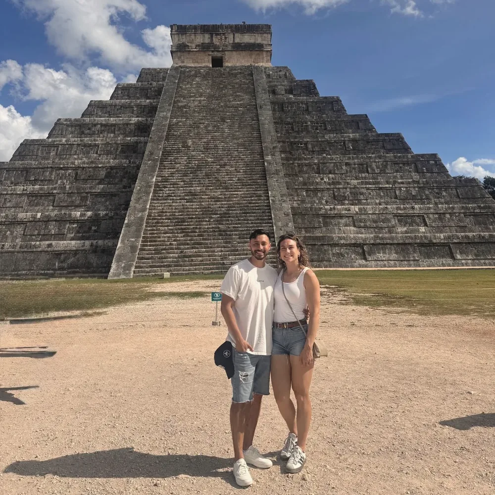 Elise and Ricardo in front of the pyramid of Kukulc&aacute;n at Chich&eacute;n Itz&aacute;
