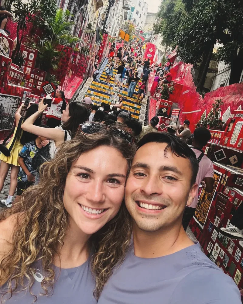 Elise and Ricardo cheek to cheek on the tiled Selar&oacute;n Steps in Rio de Janeiro