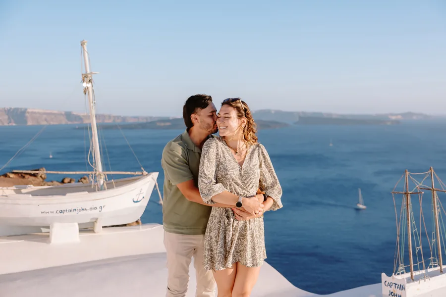 Ricardo kisses Elise’s cheek on the roof