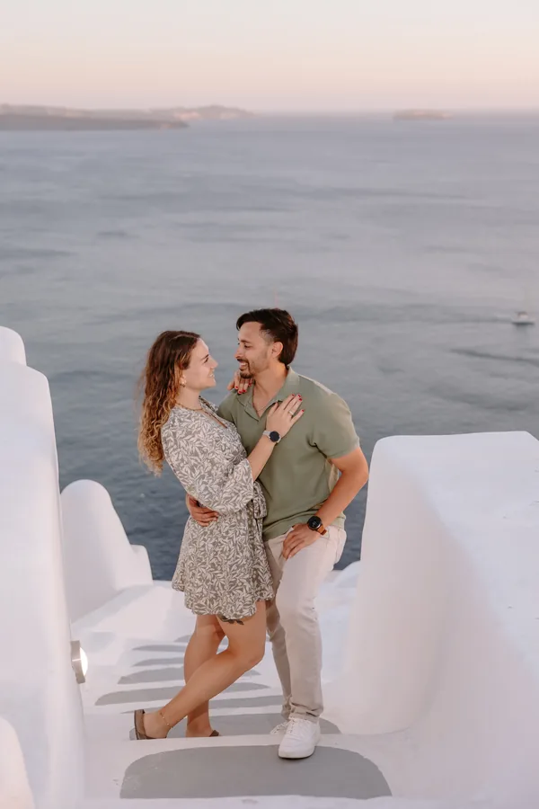 Elise and Ricardo on the white steps, a kiss