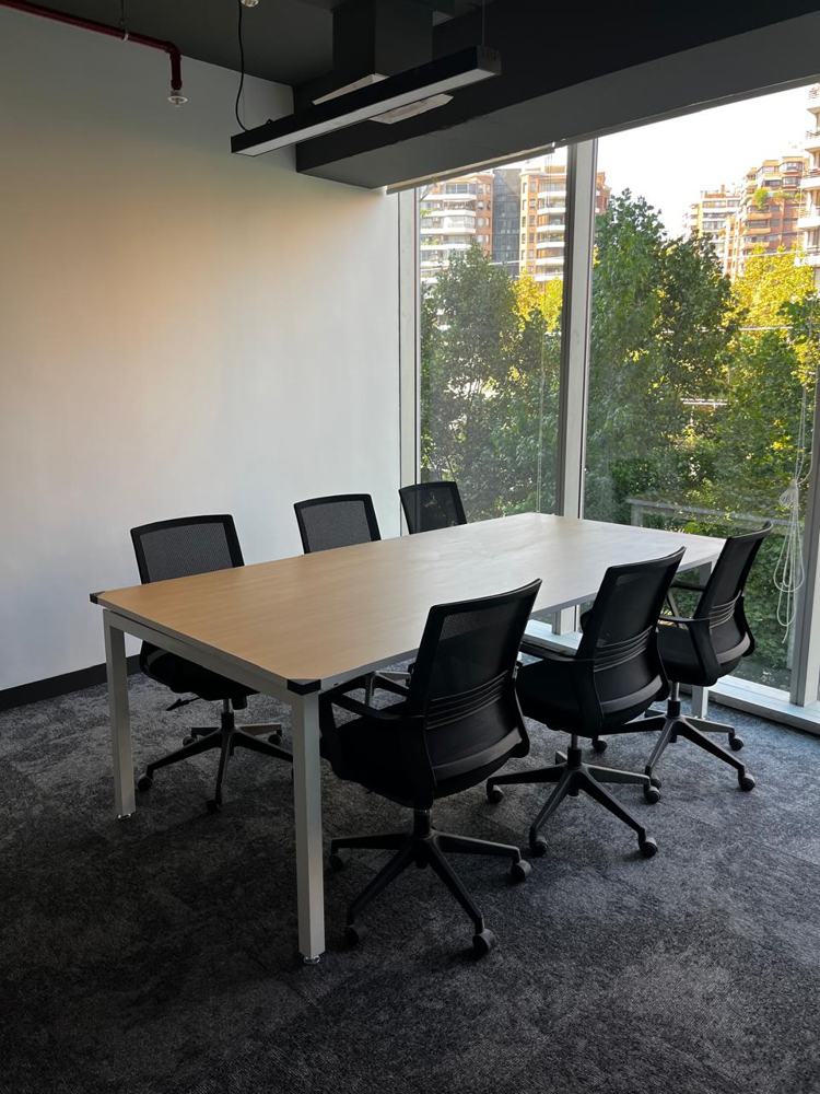Sala de reuniones con mesa de trabajo y alfombra de alto tránsito