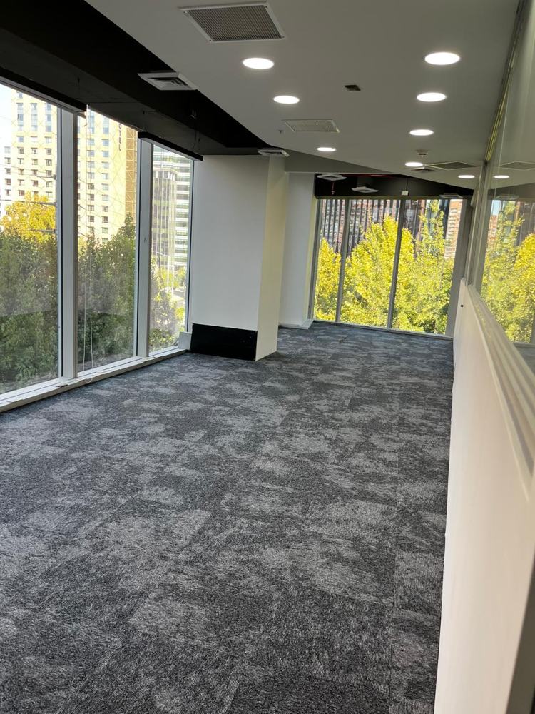 Planta de oficina con alfombra de alto tránsito nueva y ventanales
