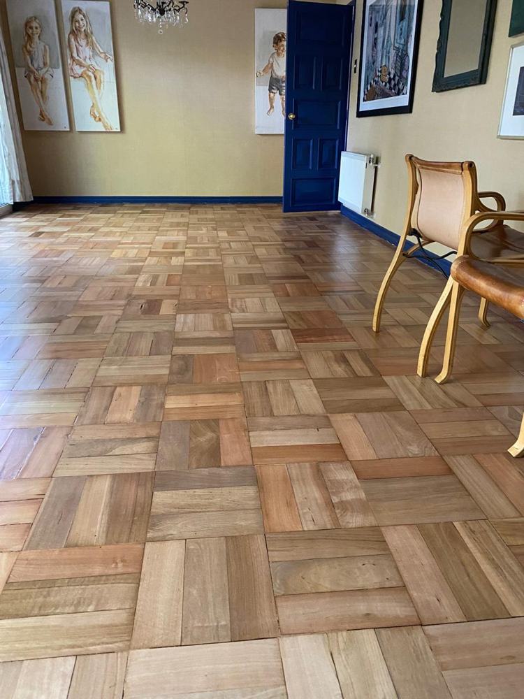 Living con piso de parquet renovado