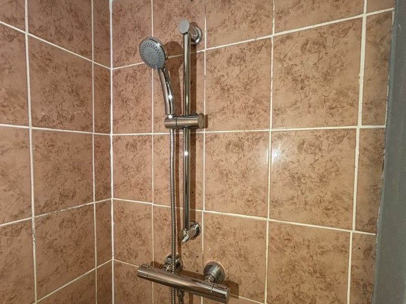 Thermostatic shower riser fitted on tiled wall