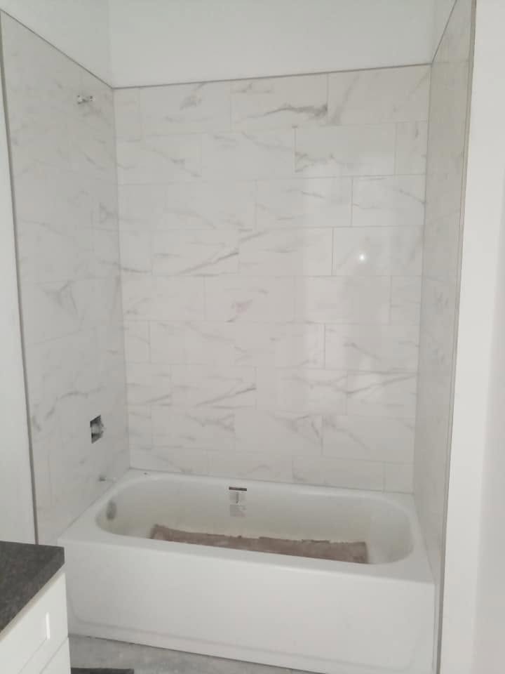 Marble-look tub surround alcove