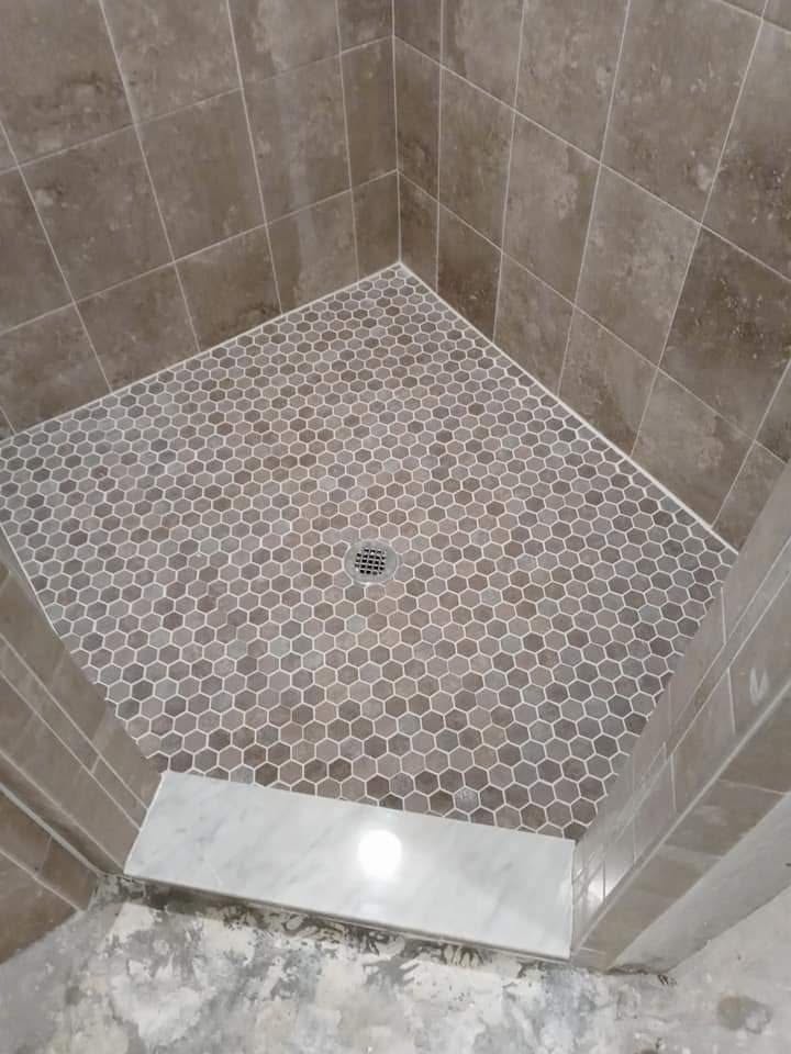 Hex shower floor with travertine-look walls