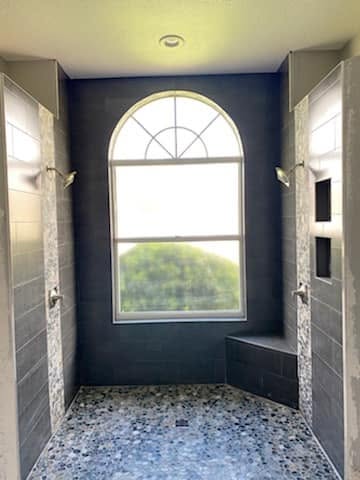 Double-head dark shower with pebble floor