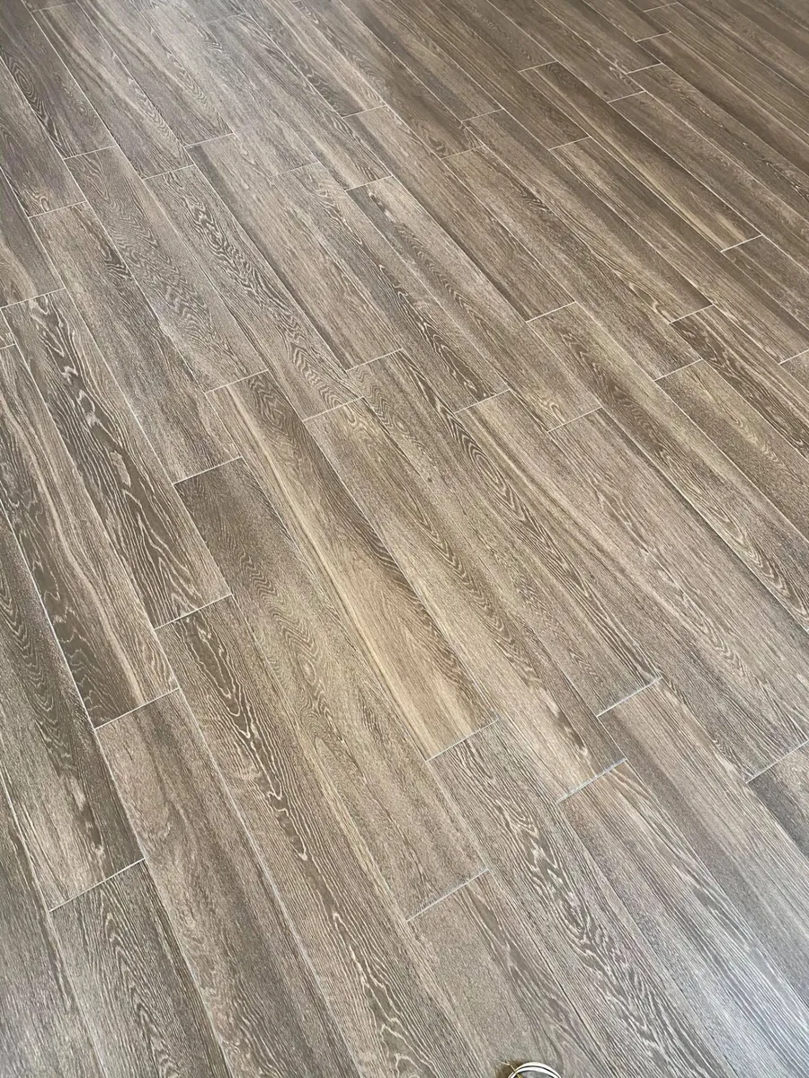 Wood-look plank floor field