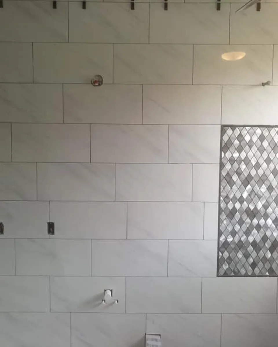 Marble-look shower with geometric niche