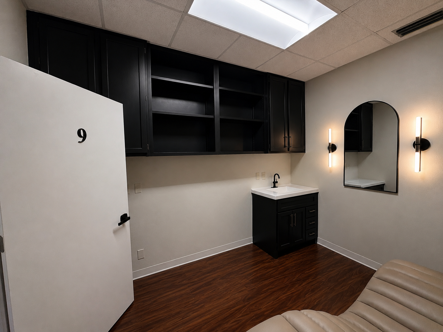 Available salon suite to rent
