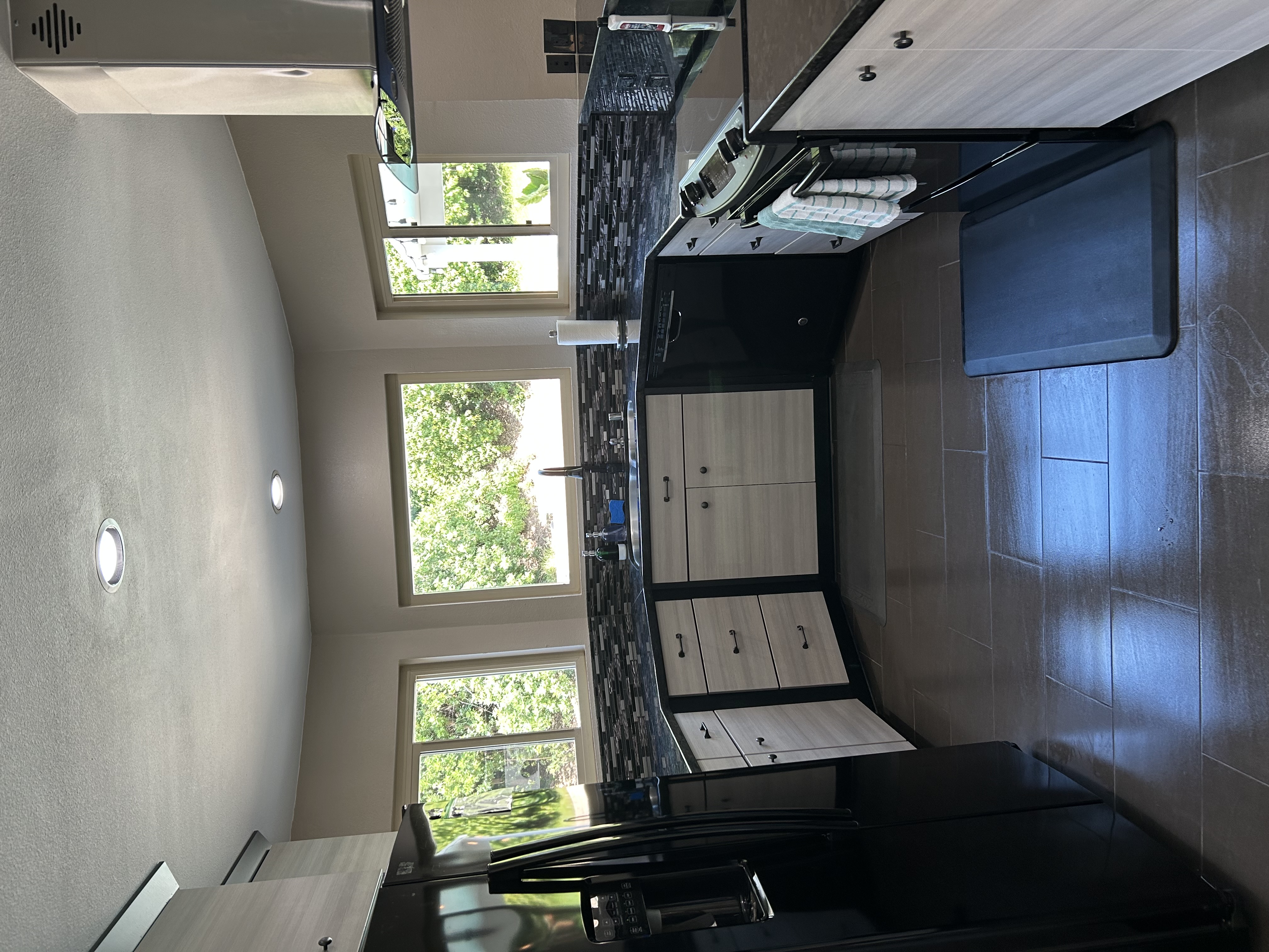 Spotless kitchen after cleaning by Tru Cleaning Services in Ventura County