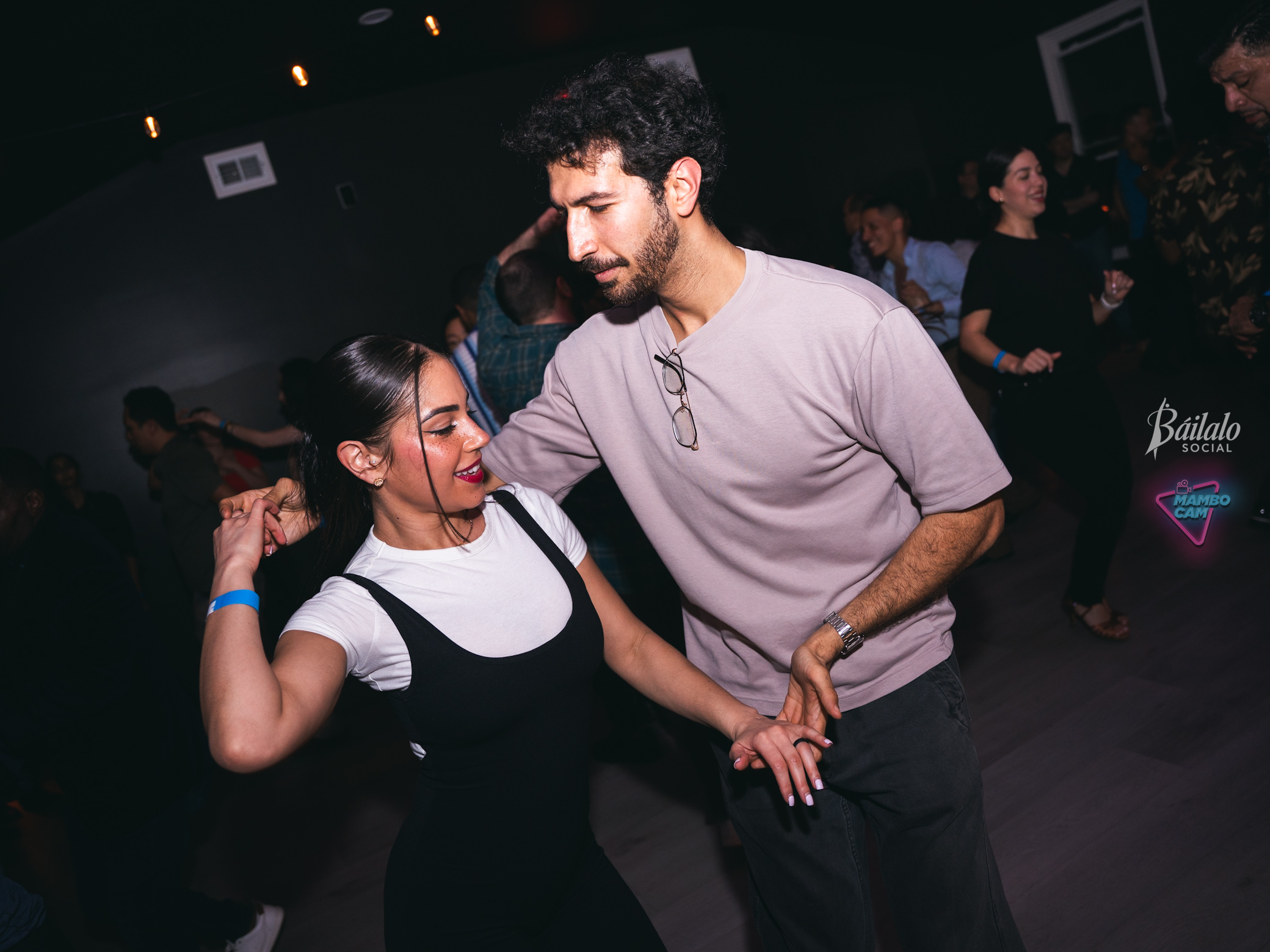 Couples practicing salsa in class at Mambolab