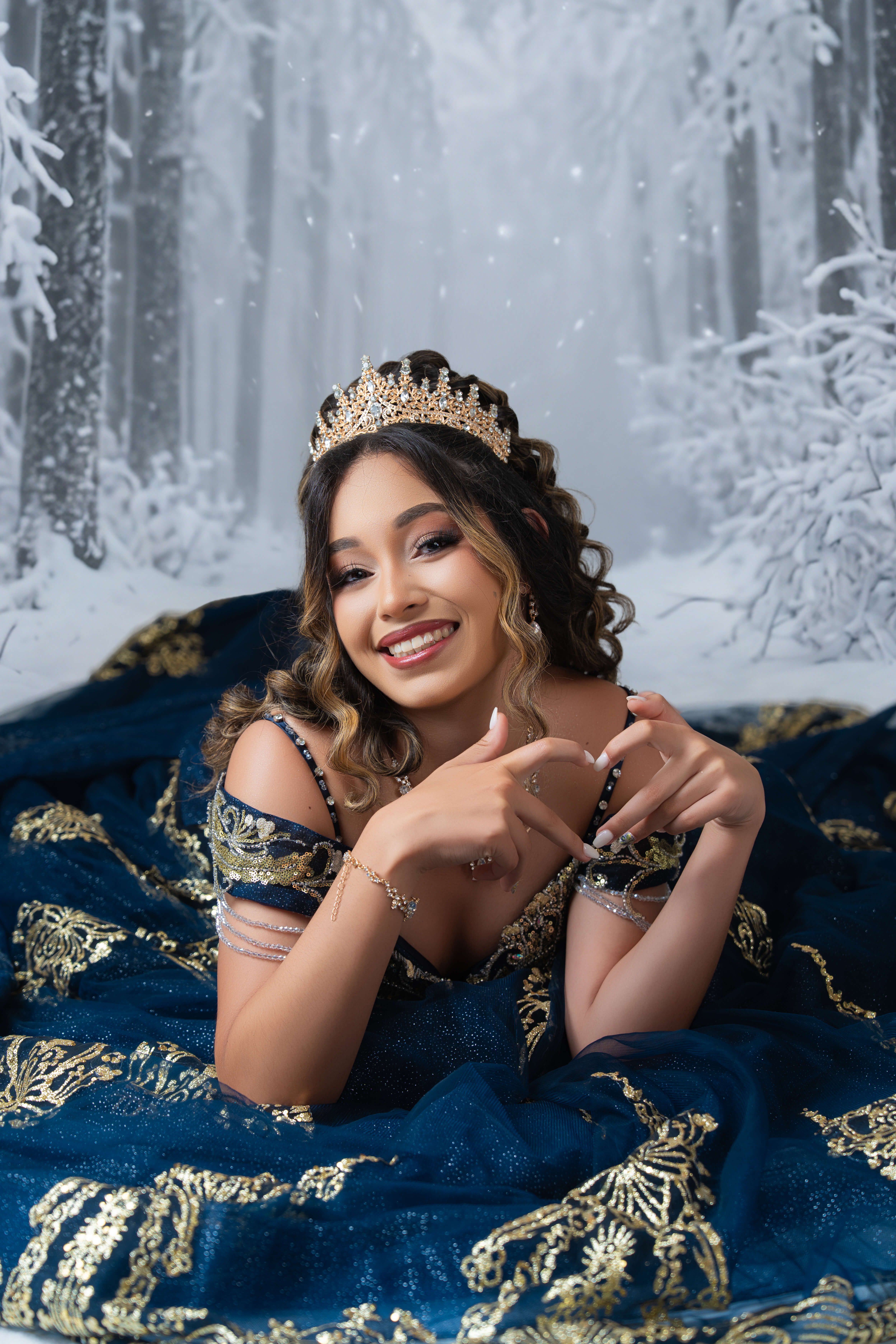 Quinceañera sonriendo con confianza durante su sesión Pre-15