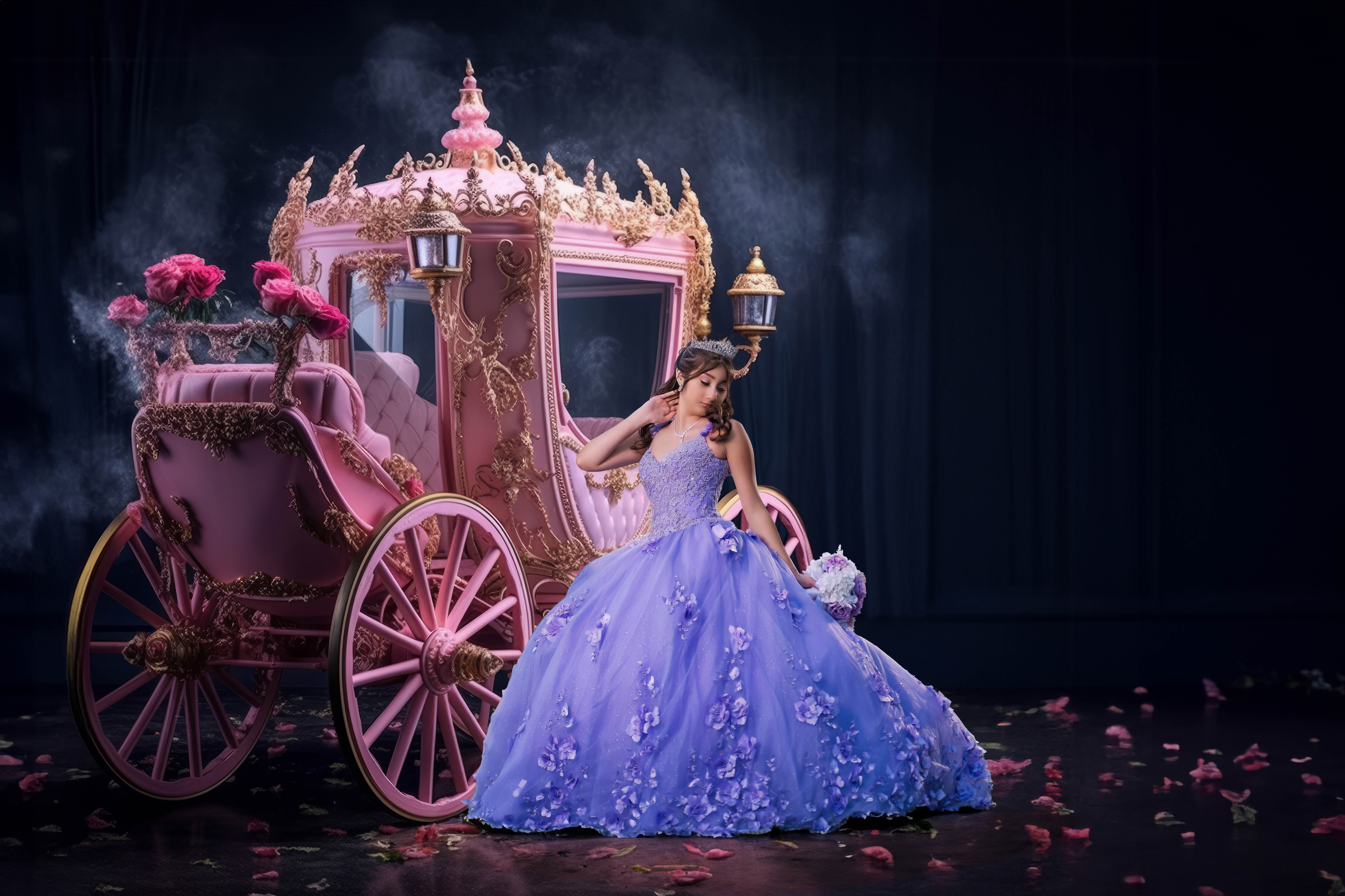 Quinceañera con vestido lila junto a un carruaje rosa en el estudio