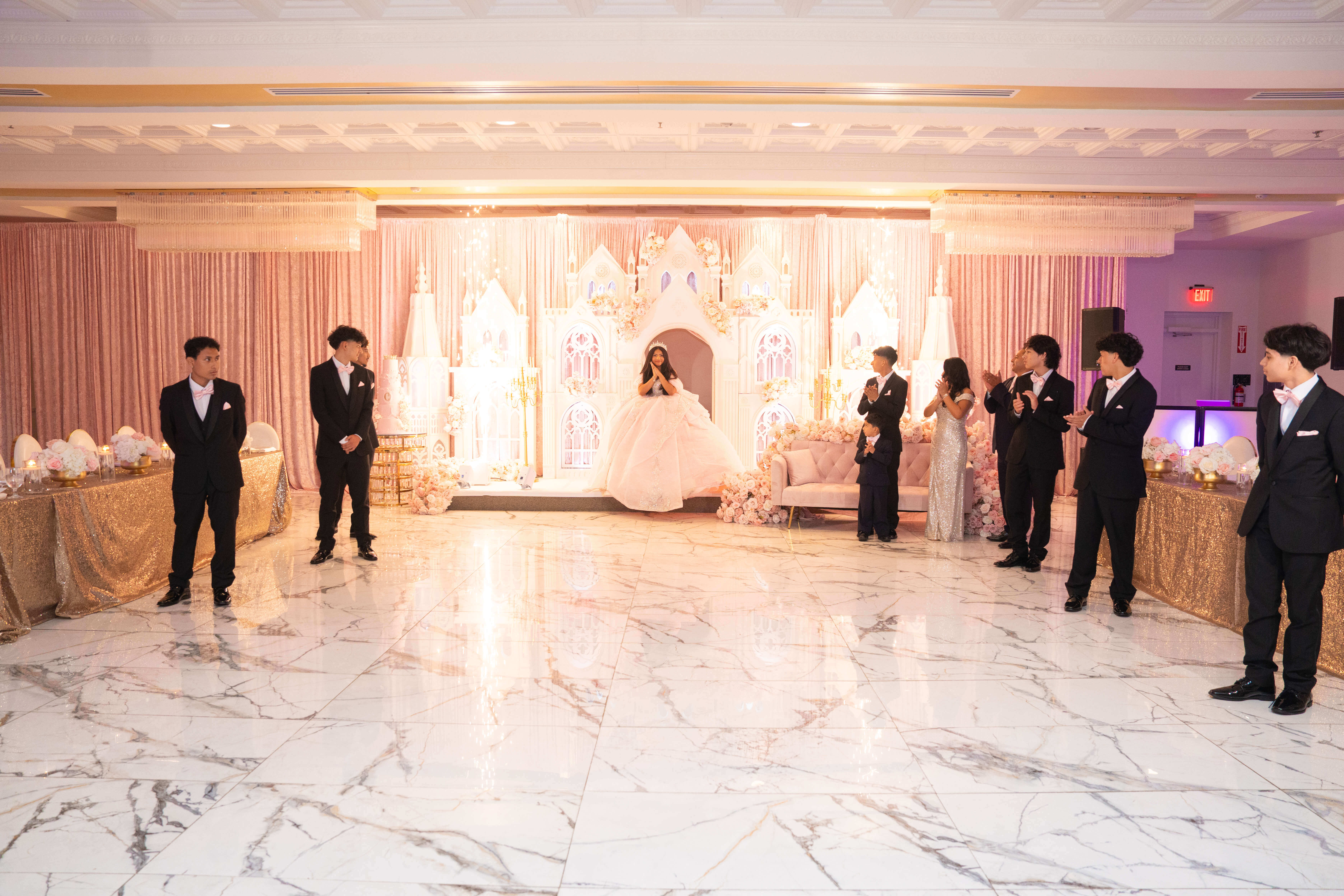 Chambelanes formados en el salón esperando la entrada de la quinceañera